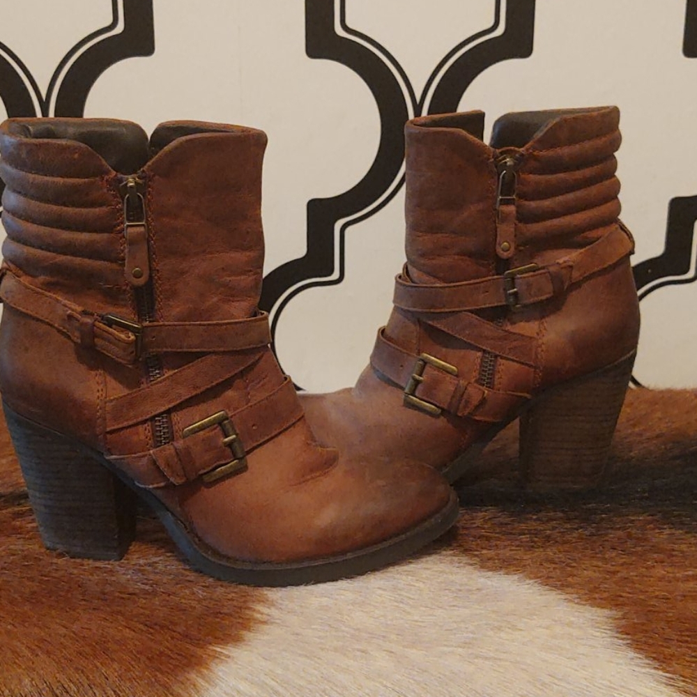 Steve Madden boots zipper buckles